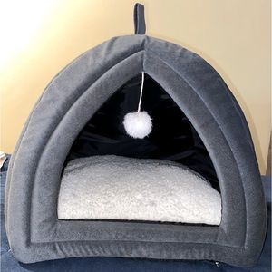 Small Comfy Pet Bed.. FREE Small Collar Included!